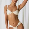 Mahina gerimpelde string-bikinibroekje in parelwit