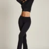 Mairead asymmetrische gedrapeerde flared broek met middelhoge taille in zwart