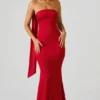 Mandi strapless jurk met sjaaldetail in scharlakenrood