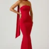Mandi strapless jurk met sjaaldetail in scharlakenrood