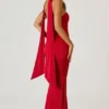 Mandi strapless jurk met sjaaldetail in scharlakenrood