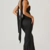 Mandi strapless jurk met sjaaldetail in zwart
