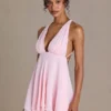Mariette Premium Chiffon minijurk met diepe halslijn en open rug in babyroze
