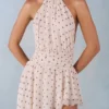 Mariselle asymmetrische maxi-jurk met halternek in ivoorkleurige stippenprint