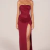 Matilde bandeau-maxi-jurk met drapering tot op de dij in kersenrood