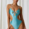 Melo Melo halternekbadpak met parelversiering en uitsnijdingen in turquoise