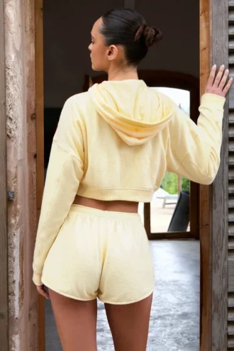 Mid-rise Short met knoopdetails in citroengeel