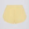 Mid-rise Short met knoopdetails in citroengeel