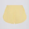 Mid-rise Short met knoopdetails in citroengeel