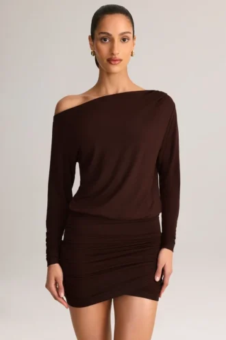 Mira Modal off-shoulder wikkelminijurk in chocoladebruin