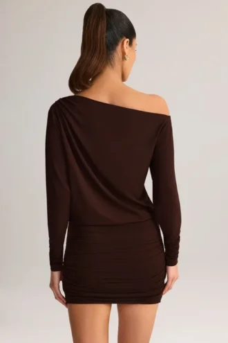 Mira Modal off-shoulder wikkelminijurk in chocoladebruin