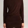 Mira Modal off-shoulder wikkelminijurk in chocoladebruin