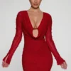 Mooie minijurk met lange mouwen en diep decolleté in rood