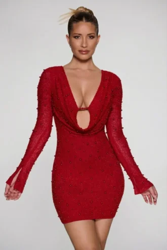 Mooie minijurk met lange mouwen en diep decolleté in rood