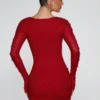 Mooie minijurk met lange mouwen en diep decolleté in rood