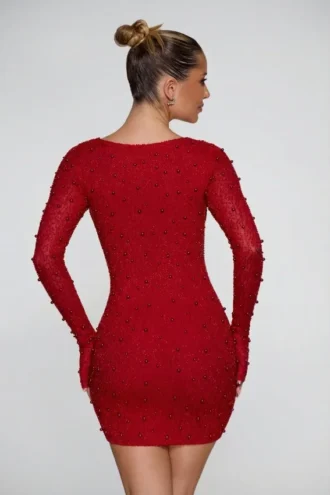 Mooie minijurk met lange mouwen en diep decolleté in rood