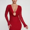 Mooie minijurk met lange mouwen en diep decolleté in rood