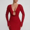 Mooie minijurk met lange mouwen en diep decolleté in rood