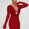 Mooie minijurk met lange mouwen en diep decolleté in rood