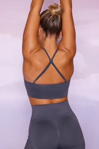 Naadloze crop top met hoge halslijn in grijs