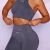 Naadloze crop top met hoge halslijn in grijs