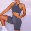 Naadloze crop top met hoge halslijn in grijs