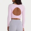 Naadloze, zacht geribde crop top met uitsnijdingen in poederroze