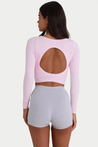 Naadloze, zacht geribde crop top met uitsnijdingen in poederroze