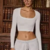 Naadloze, zachte geribde crop top met uitsnijding in wit