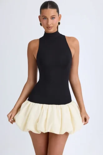 Nabila modale minijurk met col, verlaagde taille en bolle zoom in zwart