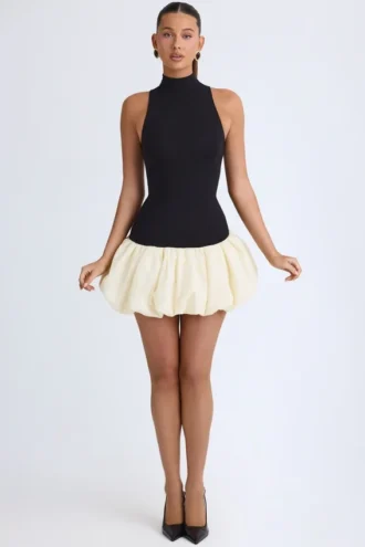 Nabila modale minijurk met col, verlaagde taille en bolle zoom in zwart