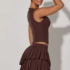 Nada gelaagde geplooide minirok met lage taille in chocoladebruin