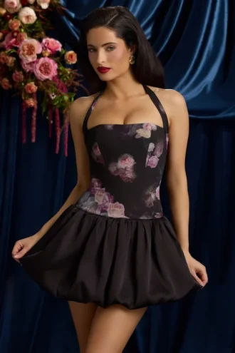 Nanala halternek minijurk met vetersluiting en bubbelzoom in zwart met bloemenprint