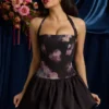 Nanala halternek minijurk met vetersluiting en bubbelzoom in zwart met bloemenprint