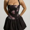 Nanala halternek minijurk met vetersluiting en bubbelzoom in zwart met bloemenprint