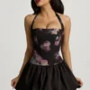 Nanala halternek minijurk met vetersluiting en bubbelzoom in zwart met bloemenprint