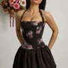 Nanala halternek minijurk met vetersluiting en bubbelzoom in zwart met bloemenprint