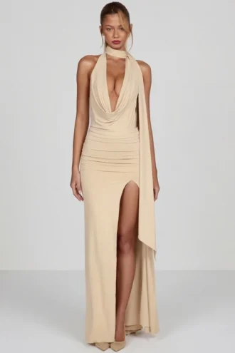 Navina zachte jersey maxi-jurk met diepe halslijn en halternek in champagne