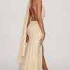 Navina zachte jersey maxi-jurk met diepe halslijn en halternek in champagne