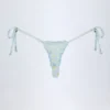 Nieva stringbikini met strikjes aan de zijkant in blauw bloemenmotief