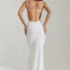 Nivalis versierde maxi-jurk met cowl-hals en open rug in wit