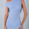 Nivara maxi-jurk met één schouder in blauw met stippenprint