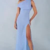 Nivara maxi-jurk met één schouder in blauw met stippenprint