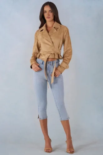 Noelie cropped jasje met riem van imitatiesuède in tan