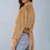 Noelie cropped jasje met riem van imitatiesuède in tan