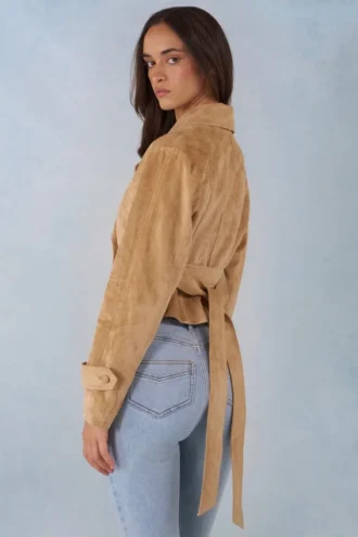 Noelie cropped jasje met riem van imitatiesuède in tan