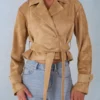 Noelie cropped jasje met riem van imitatiesuède in tan