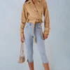 Noelie cropped jasje met riem van imitatiesuède in tan