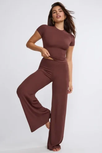 Nour lange broek met middelhoge taille en wijde pijpen in chocoladebruin