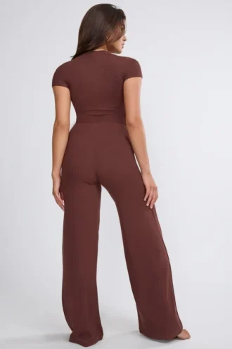 Nour lange broek met middelhoge taille en wijde pijpen in chocoladebruin